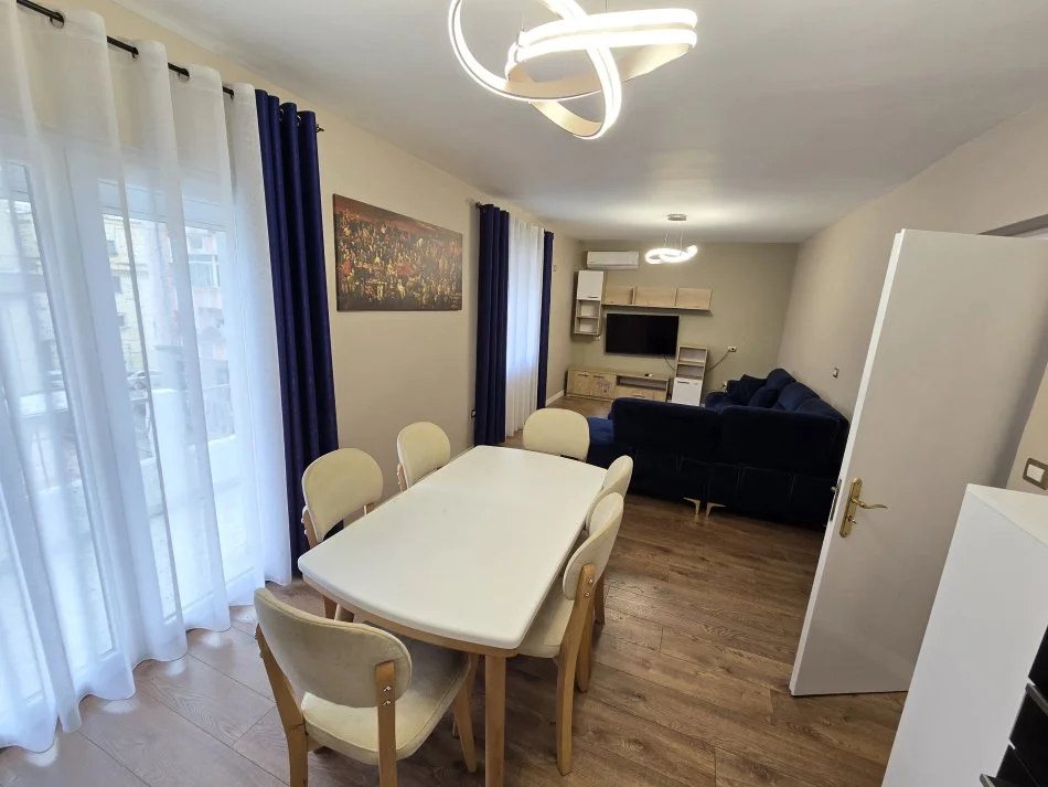 Tirane, shitet apartament 2+1+Ballkon , 92 m² 128.000 €