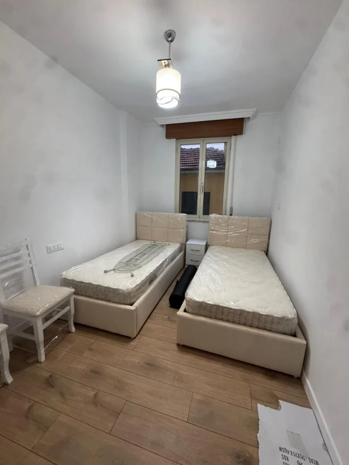 Tirane, jepet me qera apartament 2+1+Ballkon Kati 2, 85 m² 1.000 € (Myslym Shyri)