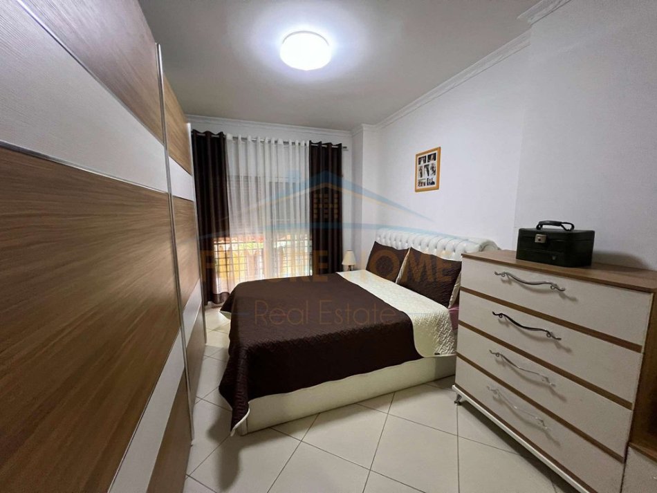 0683487469  Tirane, jepet me qera apartament 2+1+Ballkon Kati 4, 122 m² 500 € (Unaza e Re , Prane Rotondos)