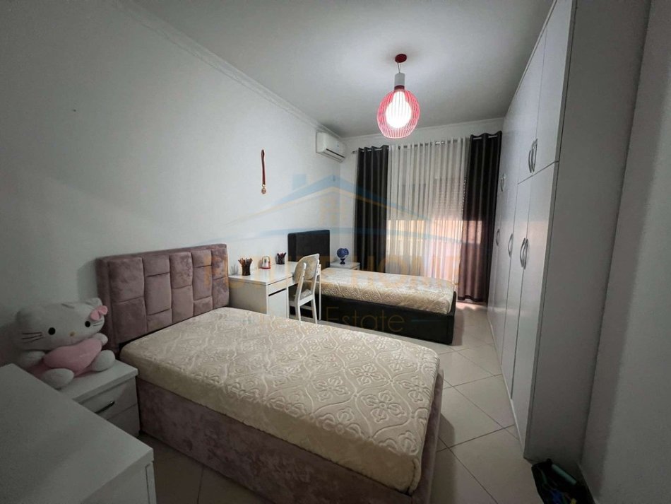 0683487469  Tirane, jepet me qera apartament 2+1+Ballkon Kati 4, 122 m² 500 € (Unaza e Re , Prane Rotondos)