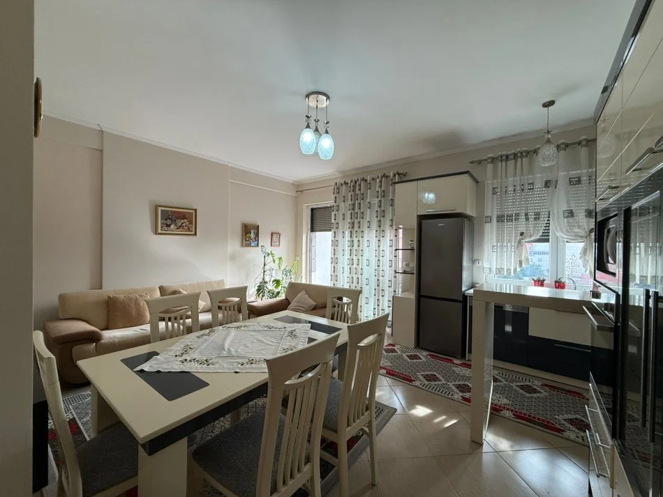 Tirane, jepet me qera apartament 1+1+Ballkon Kati 5, 75 m² 700 € (APARTAMENT 1+1 ME QIRA RR.BOGDANEVE)