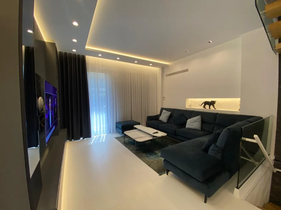 Tirane, shitet triplex 4+1+3+4 Poste Parkimi,  Kati 0, 309 m² 700.000 € (liqeni i thate)