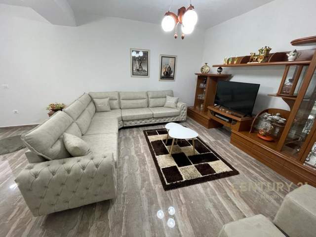 Tirane, jepet me qera apartament 1+1+A+BLK Kati 3, 95 m² 550 Euro (Tek Dollari , Qender)