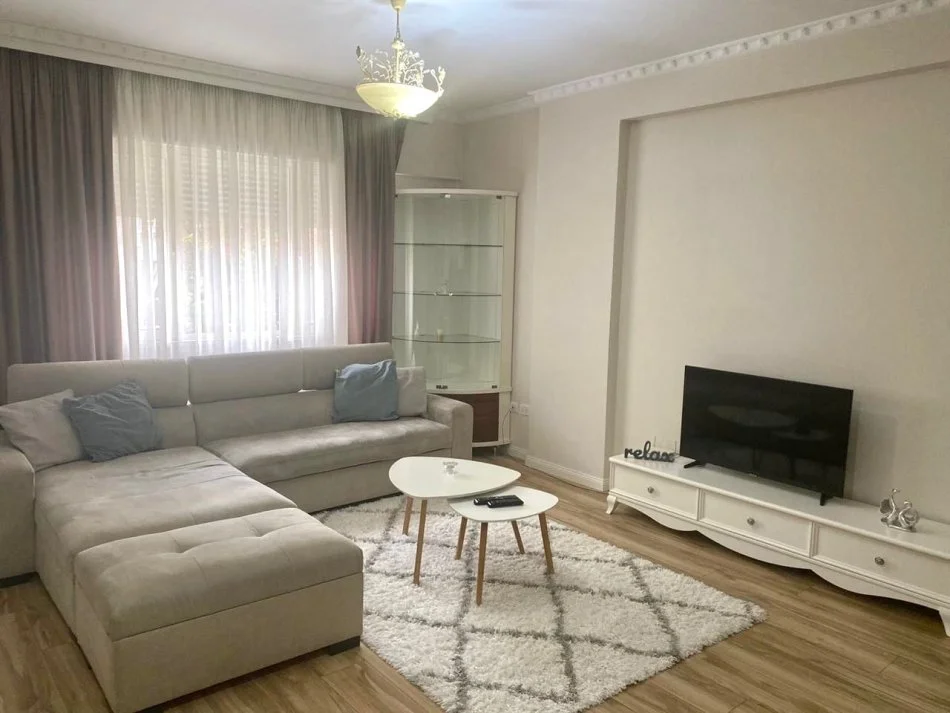 Tirane, jepet me qera apartament 2+1+Ballkon Kati 3, 100 m² 950 € (KOMUNA E PARISIT)