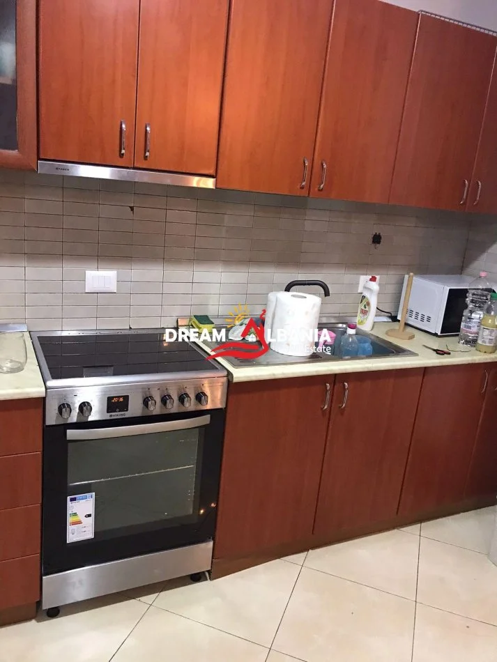 Tirane, jepet me qera apartament 2+1 , 110 m² 650 € (Rruga e Barrikadave)