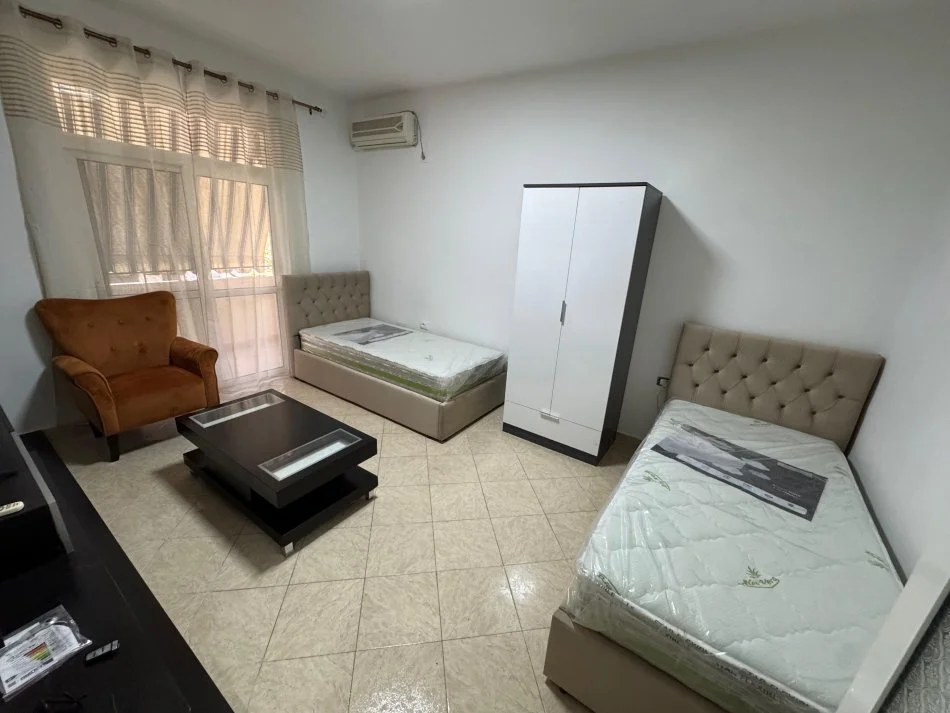 Tirane, jepet me qera apartament 2+1+Ballkon Kati 5, 550 € 