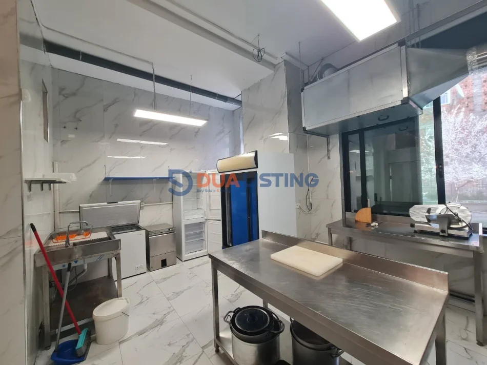 Tirane, jepet me qera ambjent biznesi , 78 m² 