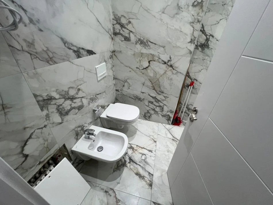 Tirane, jepet me qera apartament 1+1+Ballkon Kati 2, 65 m² 500 € (Rruga 5 Maj (Pallat i vitit 2025))