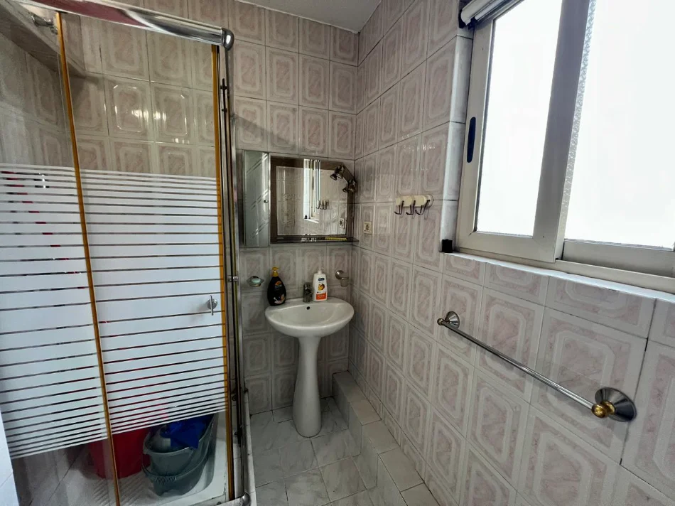 Tirane, jepet me qera 2+1+Ballkon Kati 4, 85 m² 700 € (Pazari i ri)