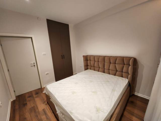 Tirane, jepet me qera apartament 1+1+BLK Kati 3, 61 m² 450 Euro (Rruga e Barrikadave)
