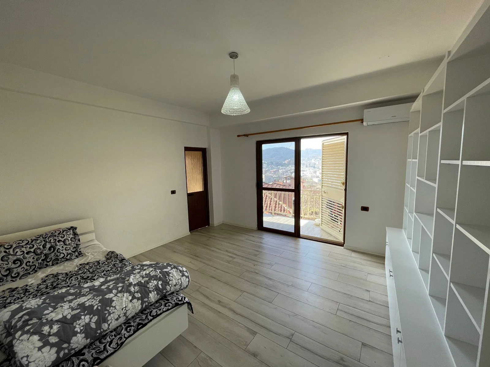 VILE ME QIRA ME PAMJE NGA LIQENI I TIRANES.