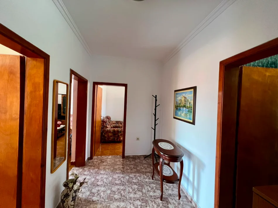 Tirane, jepet me qera apartament 2+1+Ballkon Kati 4, 80 m² 600 € (Shkolla e Kuqe)