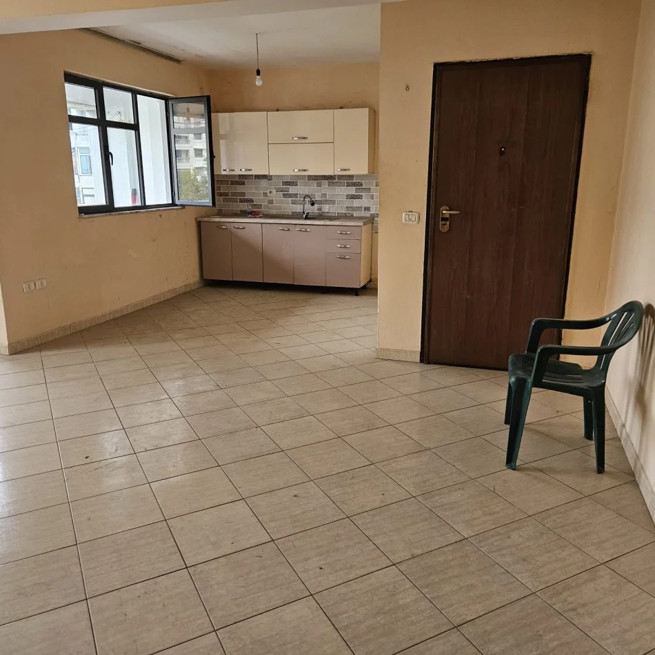 Tirane, shitet apartament 2+1+Ballkon Kati 3, 82 m² 105.000 € (Kthesa e Kamzes)
