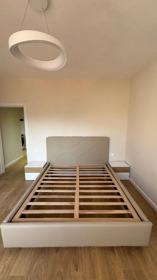 Tirane, jepet me qera apartament 2+1 Kati 5, 85 m² 650 € (Rr.Kongresi Lushnjes)