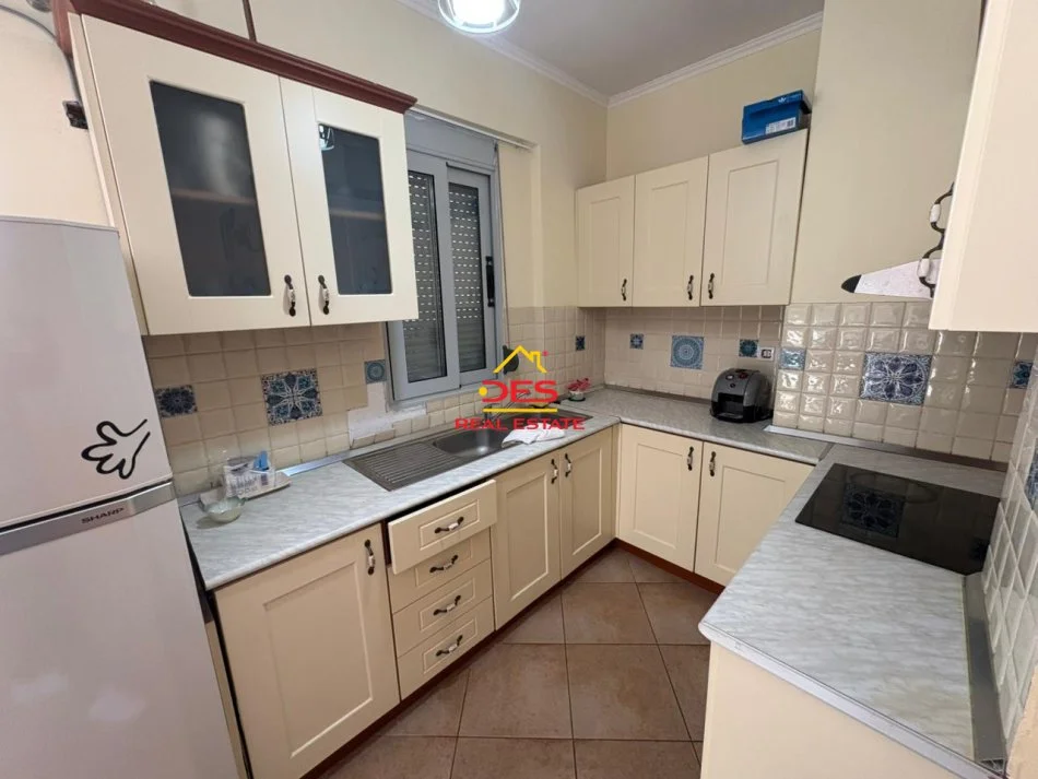 Vlore, jepet me qera apartament 1+1+Ballkon Kati 6, 70 m² 350 € (Rruga Rushit Gurishova)