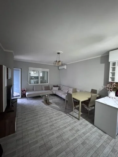 Tirane, jepet me qera apartament 2+1+Aneks+Ballkon Kati 5, 110 m² 600 € (Yzberisht)