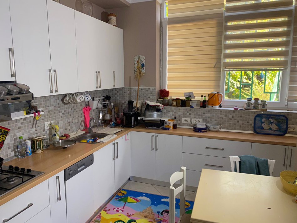 Tirane, shitet 4+1+Aneks+Ballkon Kati 3, 1.896 m² 380.000 € (PEZE E VOGEL)