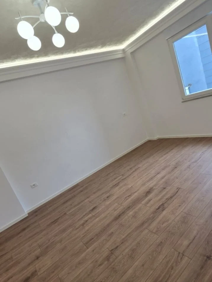 Tirane, shitet apartament 2+1+Ballkon Kati 7, 96 m² 210.000 € (Rr e Kavajes)