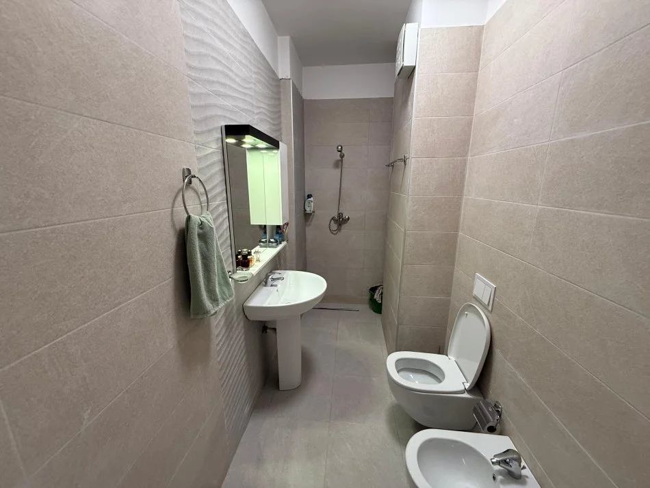 Tirane, jepet me qera apartament 1+1 Kati 4, 70 m² 700 € 