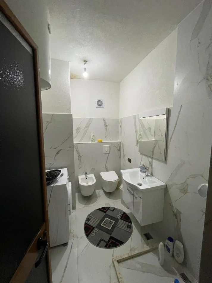 Tirane, jepet me qera apartament 2+1+Ballkon Kati 3, 84 m² 550 € (Komuna e Parisit)