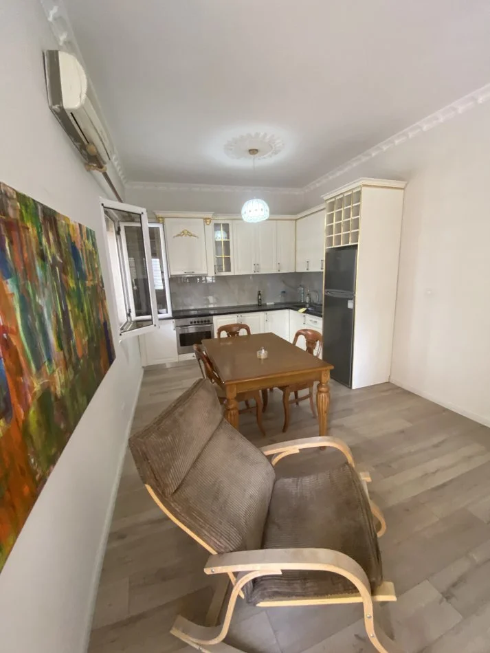 Tirane, jap me qera Vile 1+1+Aneks+Ballkon Kati 3, 100 m² 600 € (Rruga Him Kolli)