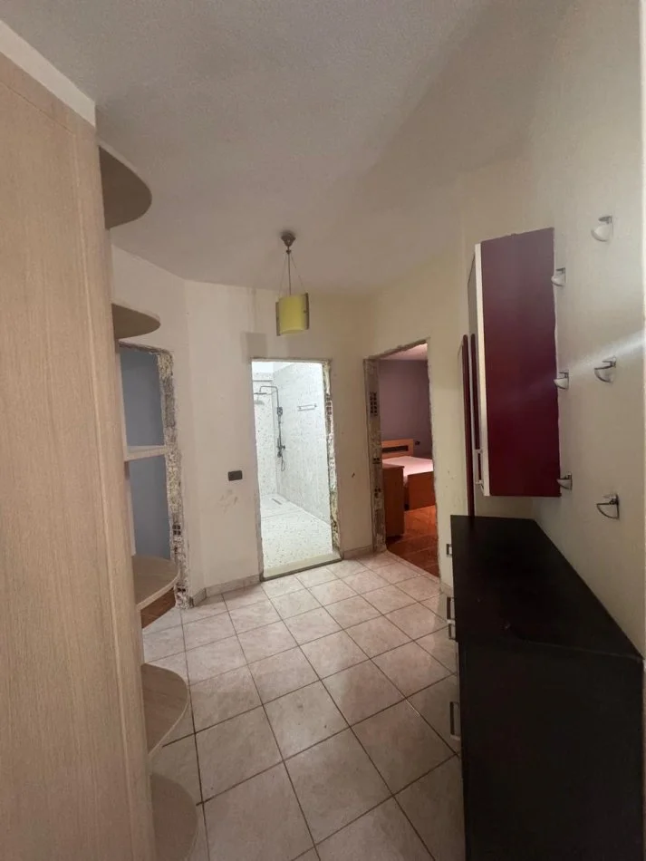 Tirane, jepet me qera ambjent biznesi Kati 1, 113 m² 1.500 € (Garda e tiranes)
