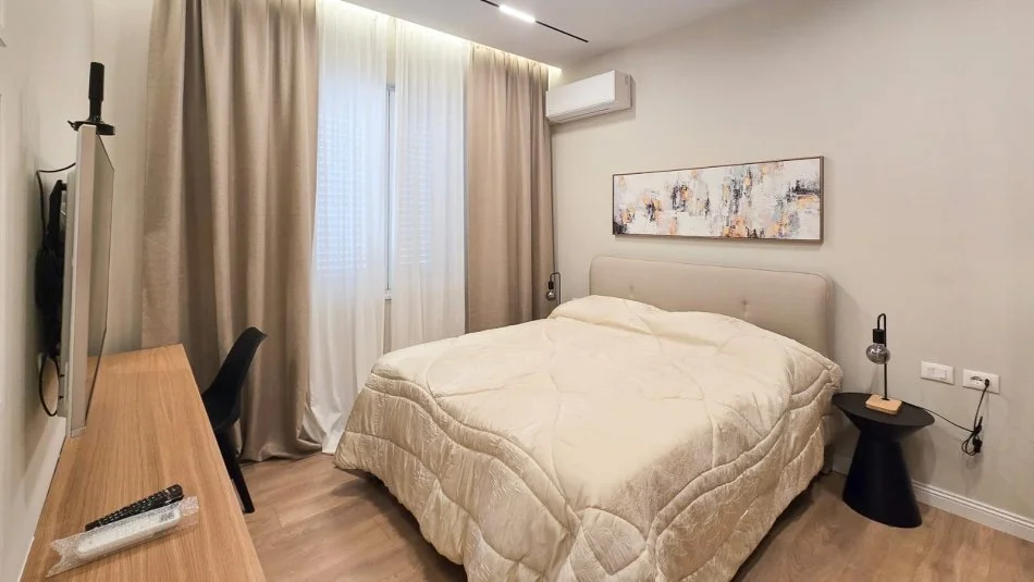 Tirane, jepet me qera apartament 1+1 Kati 4, 65 m² 700 € (Rruga e Barrikadave)