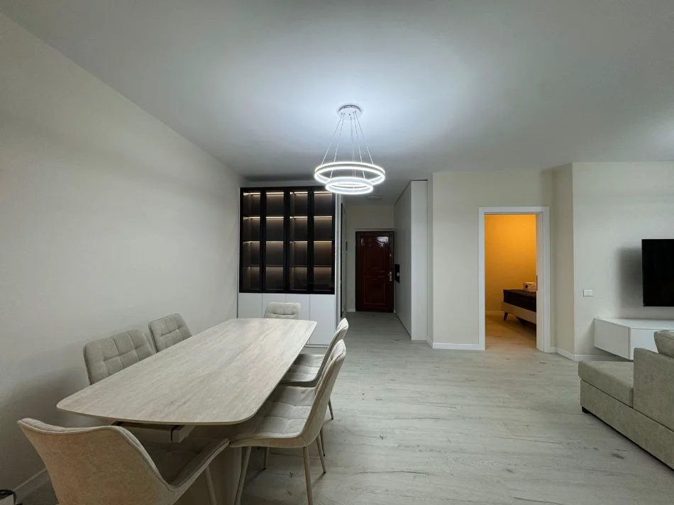 Tirane, jepet me qera apartament 3+1 Kati 3, 140 m² 1.400 € (Komuna e Parisit)