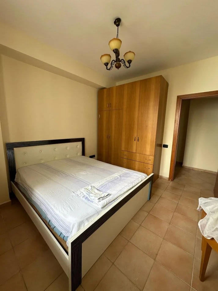 Tirane, jepet me qera apartament 1+1+Ballkon Kati 5, 70 m² 500 € (Ish Ekspozita)