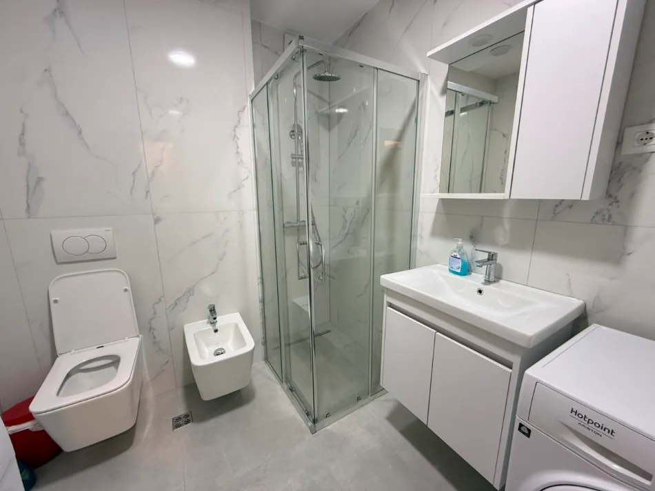 Tirane, jepet me qera apartament 2+1+Ballkon Kati 5, 94 m² 750 € (Rruga e Kosovareve)