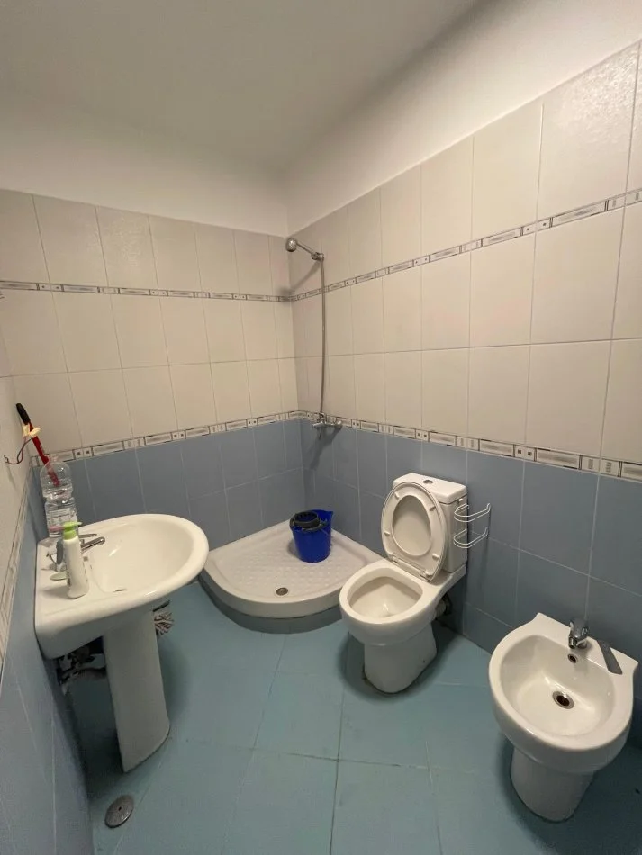 Tirane, jepet me qera apartament 1+1+Aneks Kati 4, 66 m² 330 € (FRESKU)