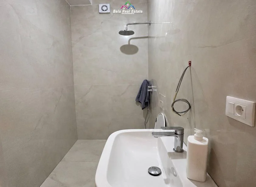 Tirane, jepet me qera apartament 1+1 , 55 m² 420 € (Ali Demi)