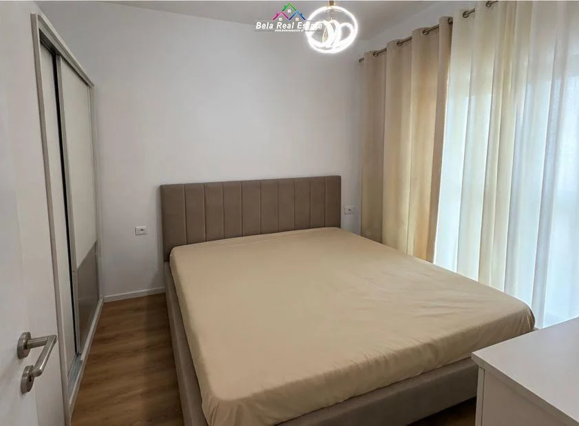 Tirane, jepet me qera apartament 1+1 , 55 m² 420 € (Ali Demi)