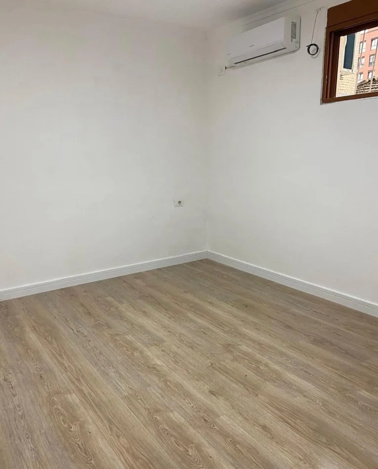 Tirane, jepet me qera zyre Kati 1, 30 m² 370 € (Myslym Shyri te Karburant Kastrati)