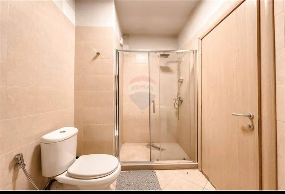 Tirane, jepet me qera apartament 1+1+Ballkon Kati 8, 65 m² 550 € (Rruga e Kavajes)