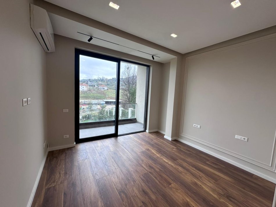 Tirane, jepet me qera Vile , 1.675 m² 