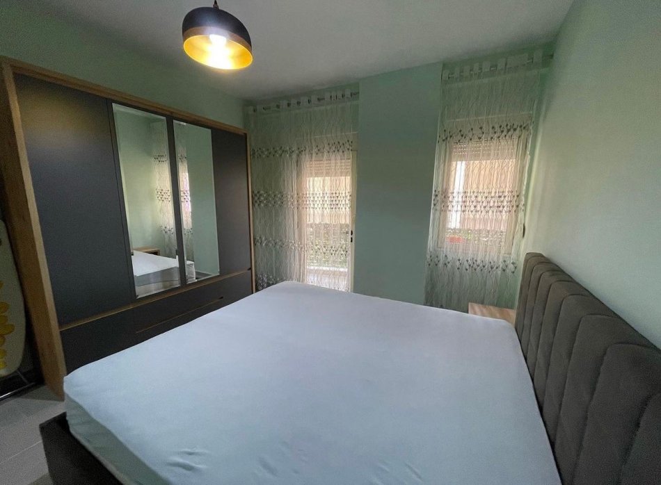Tirane, jepet me qera apartament 2+1+Ballkon Kati 4, 105 m² 480 € (Yzberish)