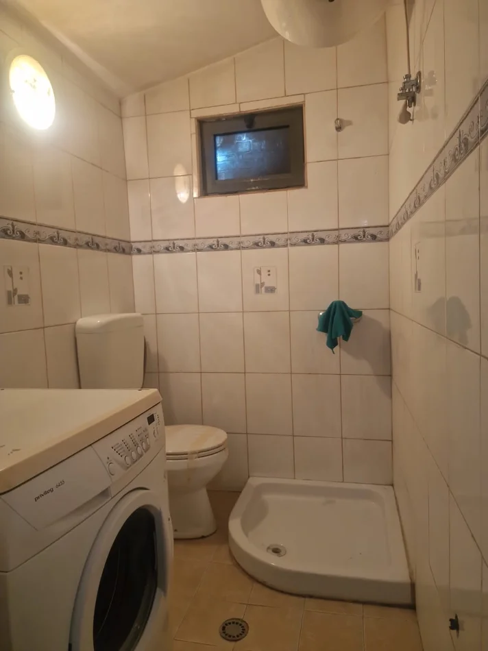 Tirane, jepet me qera apartament 2+1 Kati 4, 90 m² 90 € (Hotel Colosseu Rruga e Durrsit)