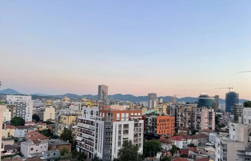 Tirane, jepet me qera apartament 1+1+Ballkon Kati 3, 70 m² 500 € (Rruga e Dibres)