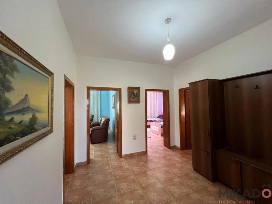 Tirane, jepet me qera apartament 3+1 Kati 2, 132 m² 550 €