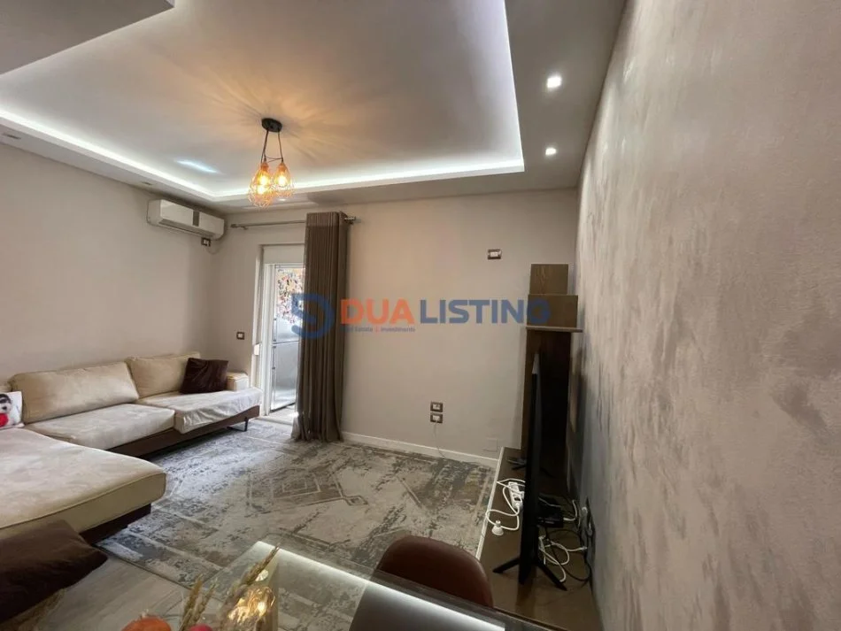 Tirane, jepet me qera 2+1 Kati 8, 85 m² 700 € (Komuna e Parisit)