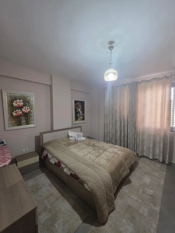 Tirane, jepet me qera apartament 1+1 Kati 3, 450 € (Yzberisht)