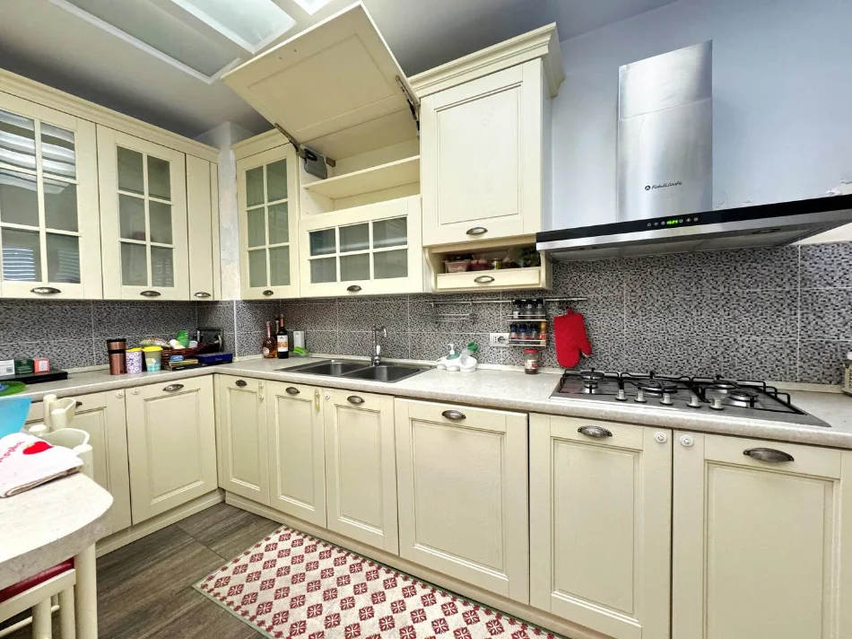 Tirane, shitet apartament 2+1 , 380.000 € (Prane Karburant Kastrati)