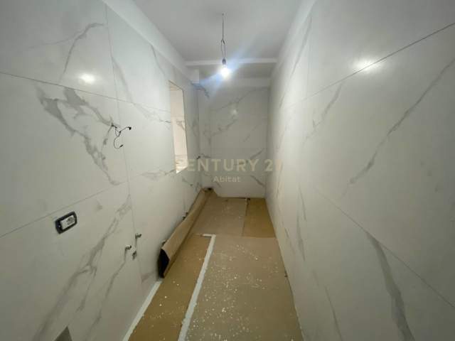 Tirane, jepet me qera apartament Kati 0, 73 m² 450 Euro (pazari i ri)