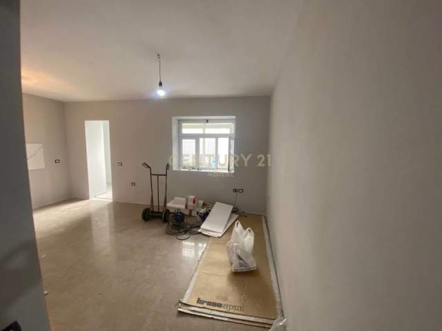 Tirane, jepet me qera apartament Kati 0, 73 m² 450 Euro (pazari i ri)