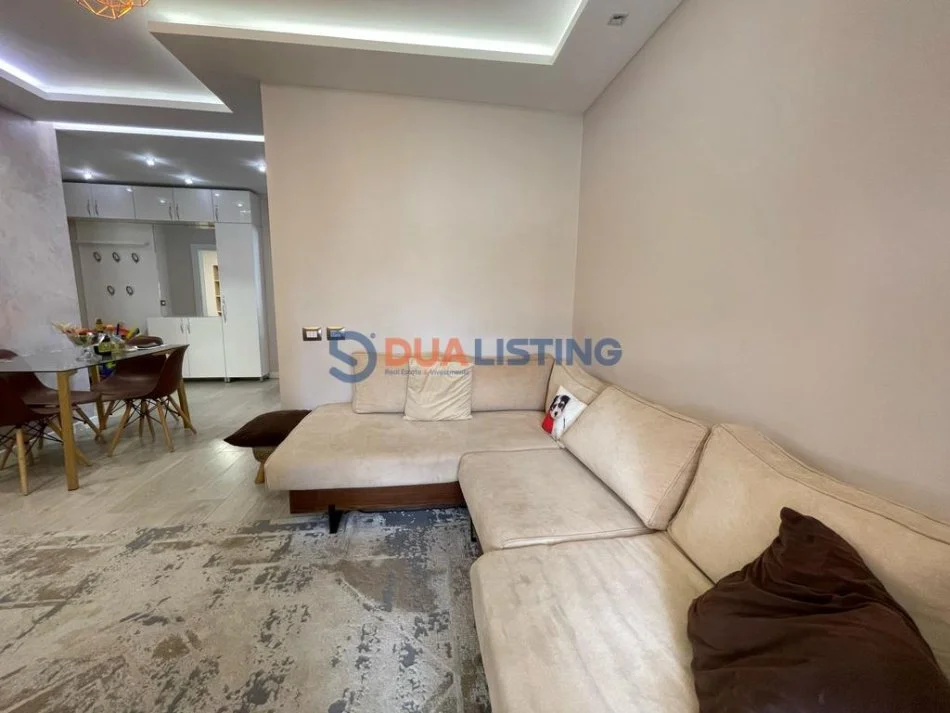 Tirane, jepet me qera 2+1 Kati 8, 85 m² 700 € (Komuna e Parisit)