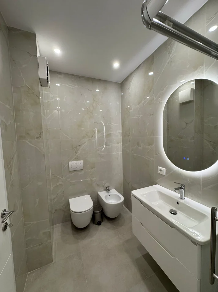 Tirane, jepet me qera apartament 1+1 Kati 4, 68 m² 700 € (Bulevardi i Ri)