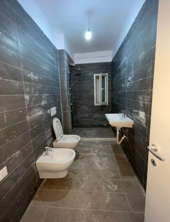 Tirane, shes Shitet apartament 1+1 126.000 €