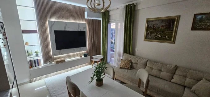 Tirane, jepet me qera apartament 2+1+Aneks+Ballkon Kati 5, 85 m² 600 € (ish fusha e aviacionit)