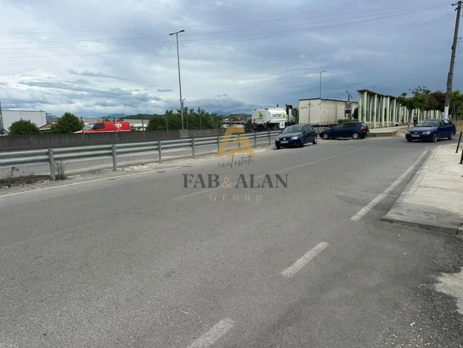 Shqiperi, jepet me qera ambjent biznesi Kati 0, 800 € (VORE)